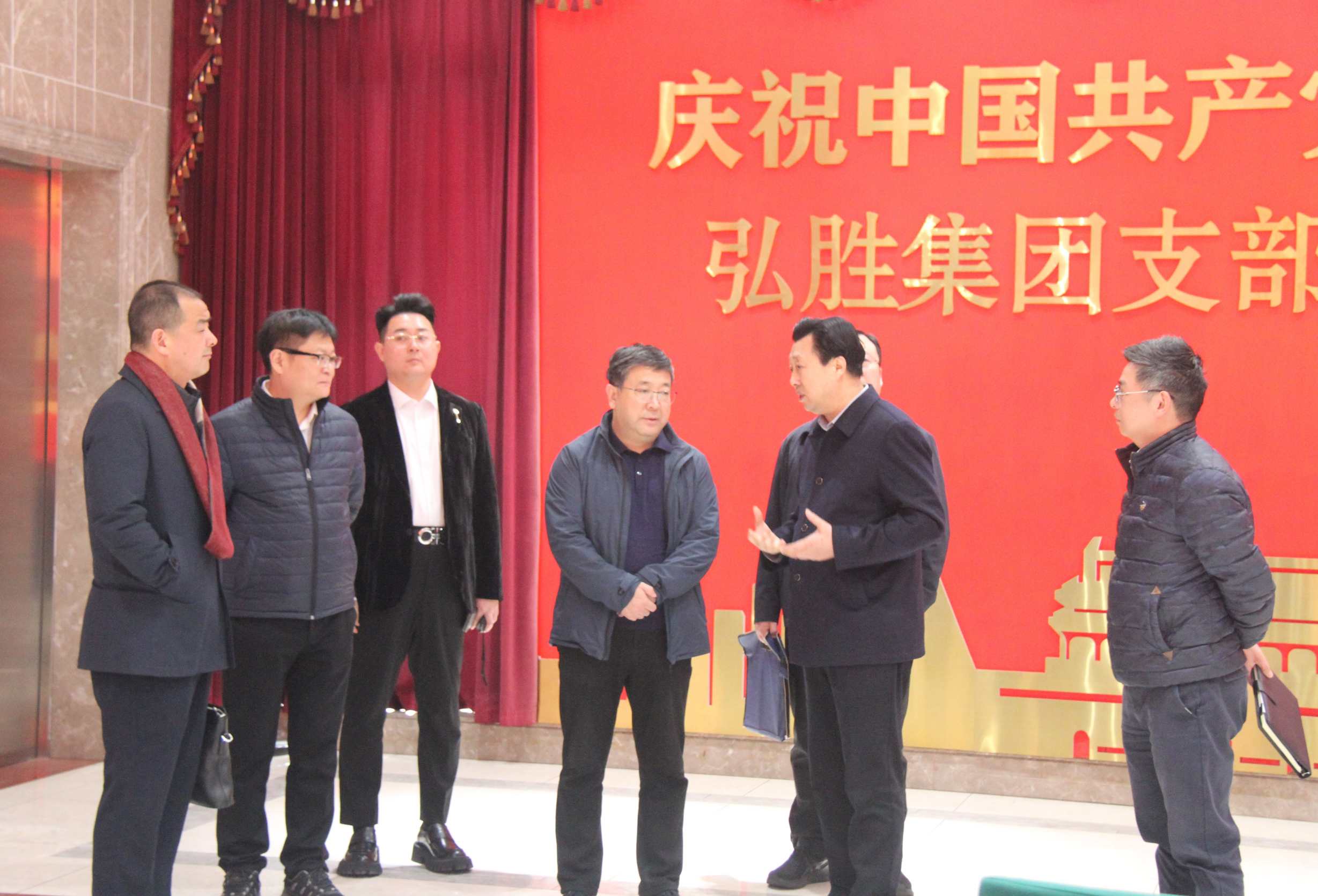 中國(guó)國(guó)家鐵路集團(tuán)有限公司貨運(yùn)部負(fù)責(zé)人周世暾、貨運(yùn)價(jià)格處處長(zhǎng)肖睿、貨運(yùn)營(yíng)銷(xiāo)處副處長(zhǎng)何杰一行在中國(guó)鐵路廣州局集團(tuán)貨運(yùn)部主任張軼弘、副主任羅盛秋、廣深鐵路物流中心主任宋海濤、廣州鐵路物流中心總經(jīng)理魯尚鋒的陪