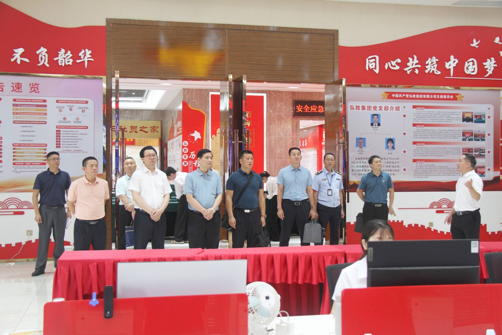 國(guó)家鐵路局廣州鐵路監(jiān)督管理局黨組成員、副局長(zhǎng)伍勇波一行蒞臨弘勝集團(tuán)調(diào)研指導(dǎo)工作